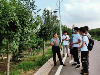 圖為蒙河村村委書記彭長江同志為團隊介紹當地產業 大學生新聞通訊員 沈辰偉 攝