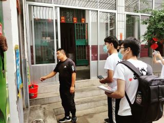 圖為實踐團隊與橫山后村村委書記彭立龍同志在村中走訪 大學生新聞網通訊員 沈辰偉 攝