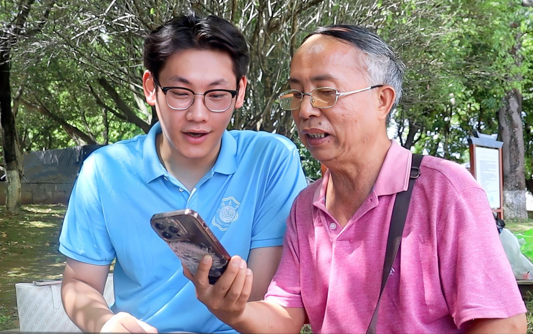 圖為實踐團成員與當地老人一起學習誦讀古詩
