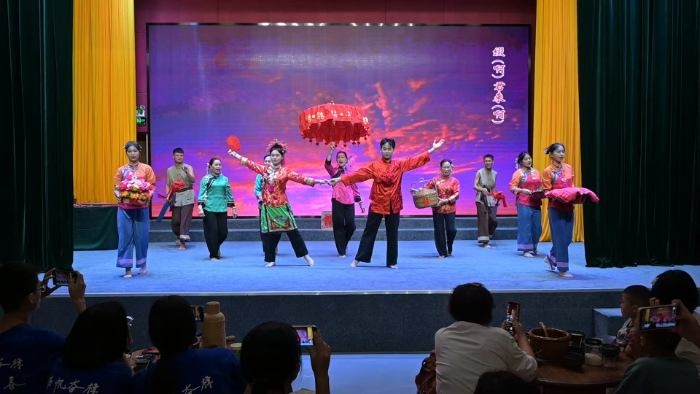 圖 8 實(shí)踐隊(duì)隊(duì)員觀看山海影劇院漁歌表演