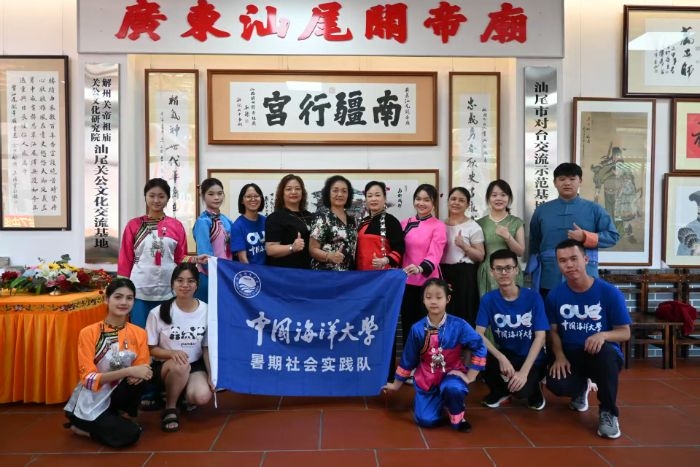 圖 1 實(shí)踐隊(duì)隊(duì)員與金帆漁歌隊(duì)全體成員合影