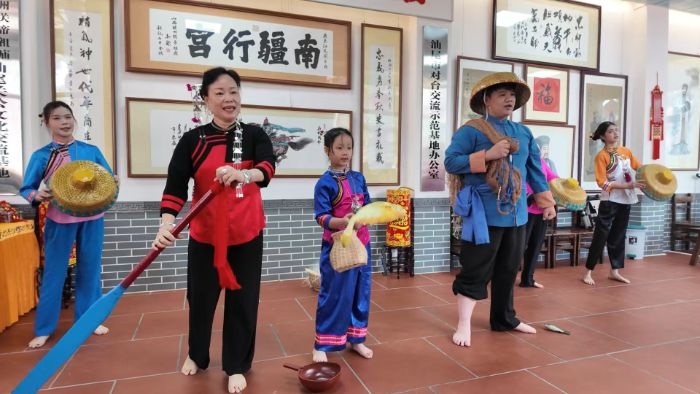 圖 2 金帆漁歌隊(duì)表演《捕魚調(diào)》