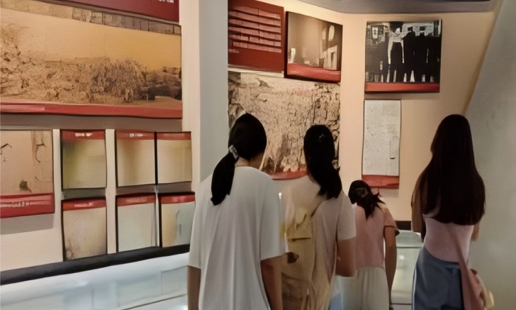 小隊成員在參觀歷史紀念館