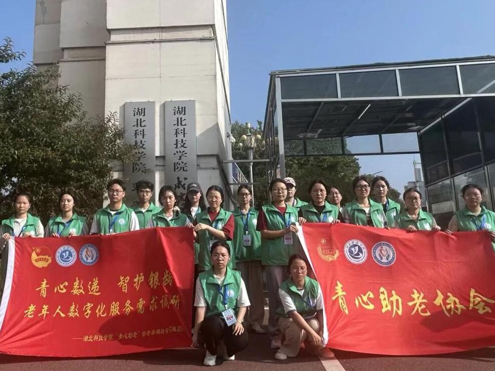 圖為團隊在學校門口合影。劉文莉供圖