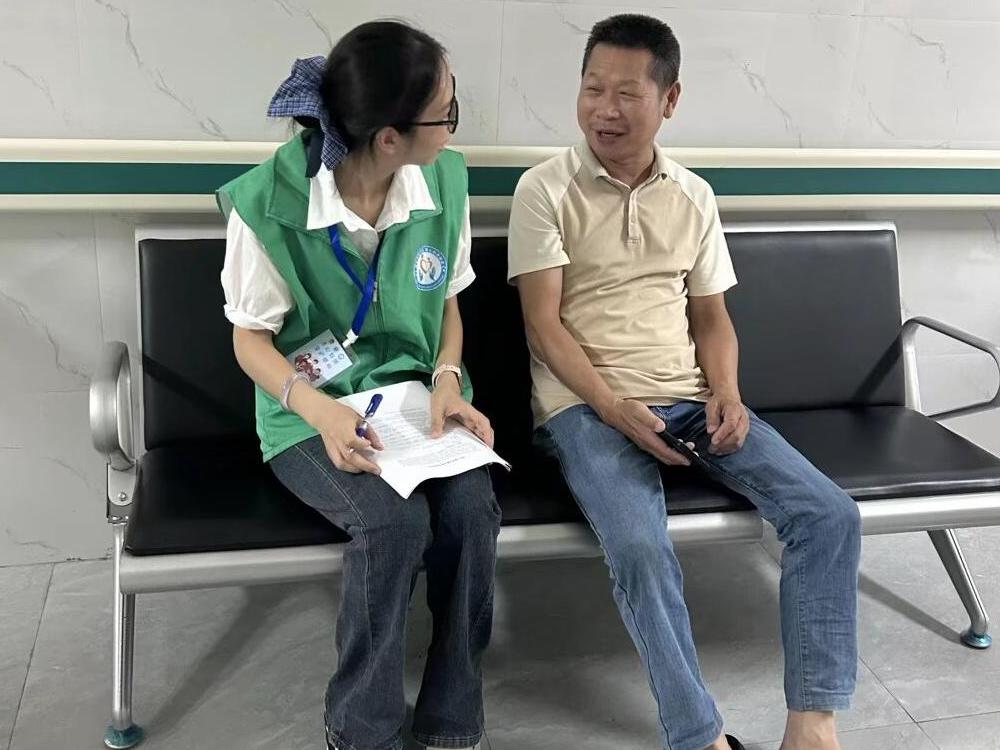 圖為志愿者了解老人數字化困境。劉文莉供圖