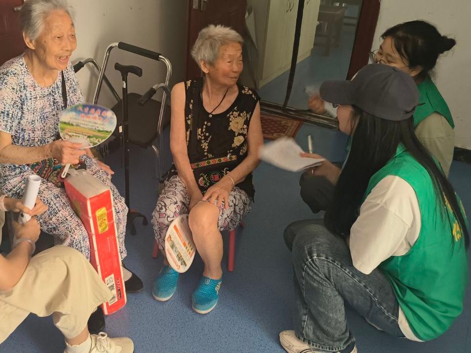 圖為成員們傾聽老人們數字化難題。喬曉陽供圖