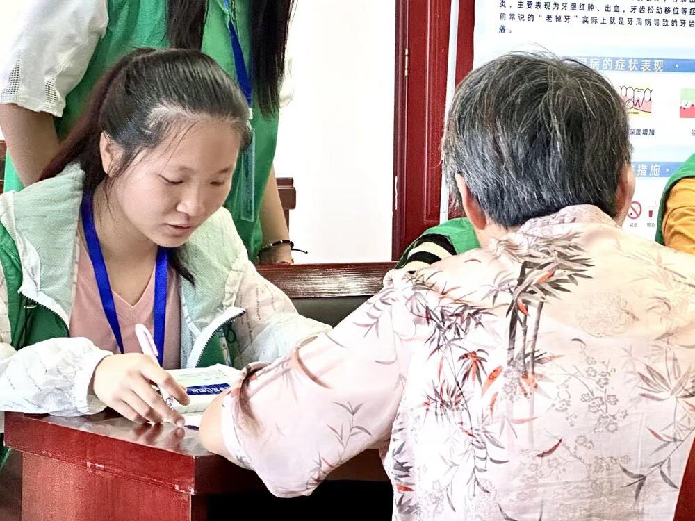 圖為志愿者開展一對一幫扶。吳宇涵供圖