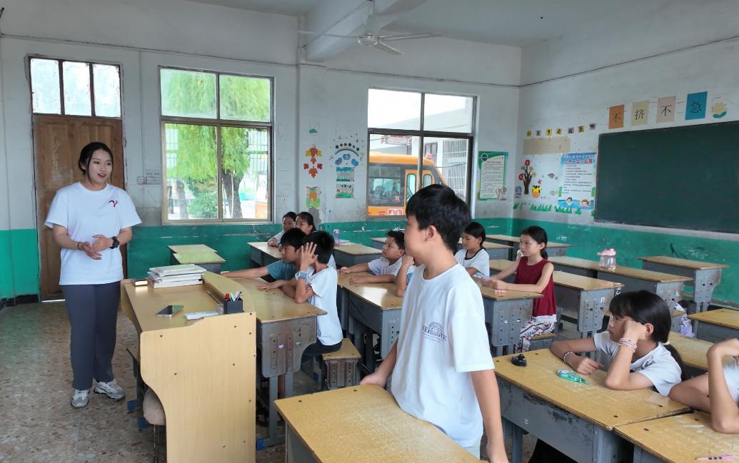 團隊成員在與小朋友進行互動