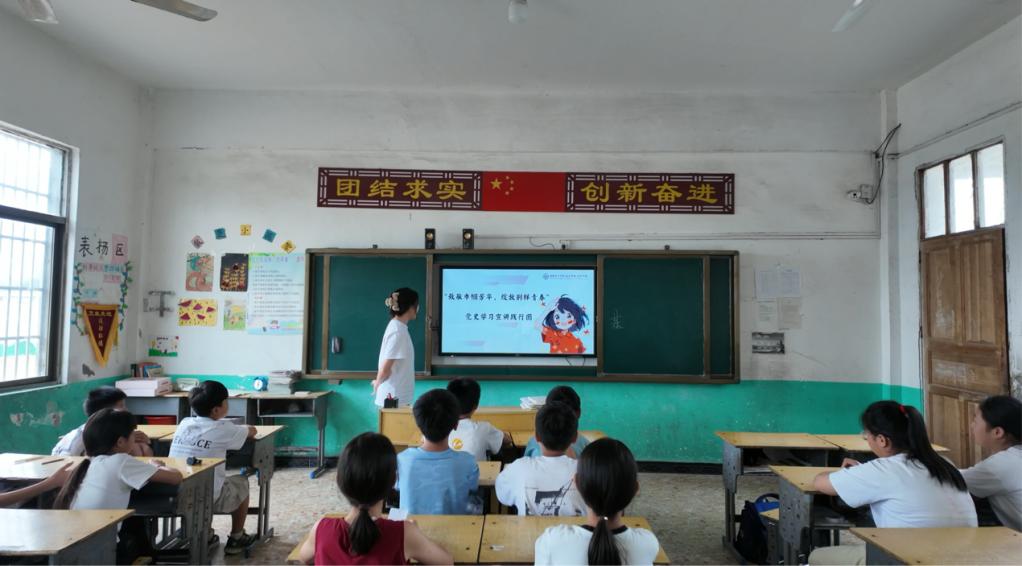 團隊成員為小朋友們帶來黨史教育課